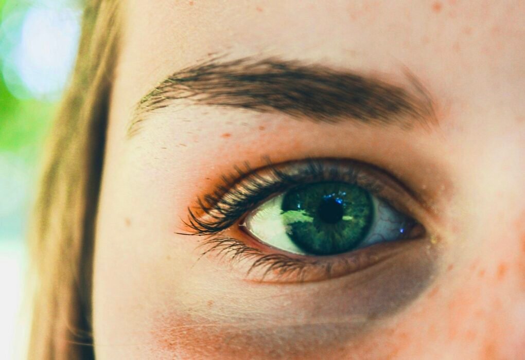 How To Get Rid Of Puffy Eyes: 3 Easy Plant-Based Hacks Caavakushi