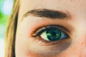 How To Get Rid Of Puffy Eyes: 3 Easy Plant-Based Hacks Caavakushi